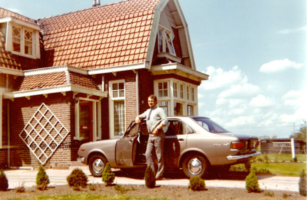 Cees stolte met zijn auto toyota mark 2